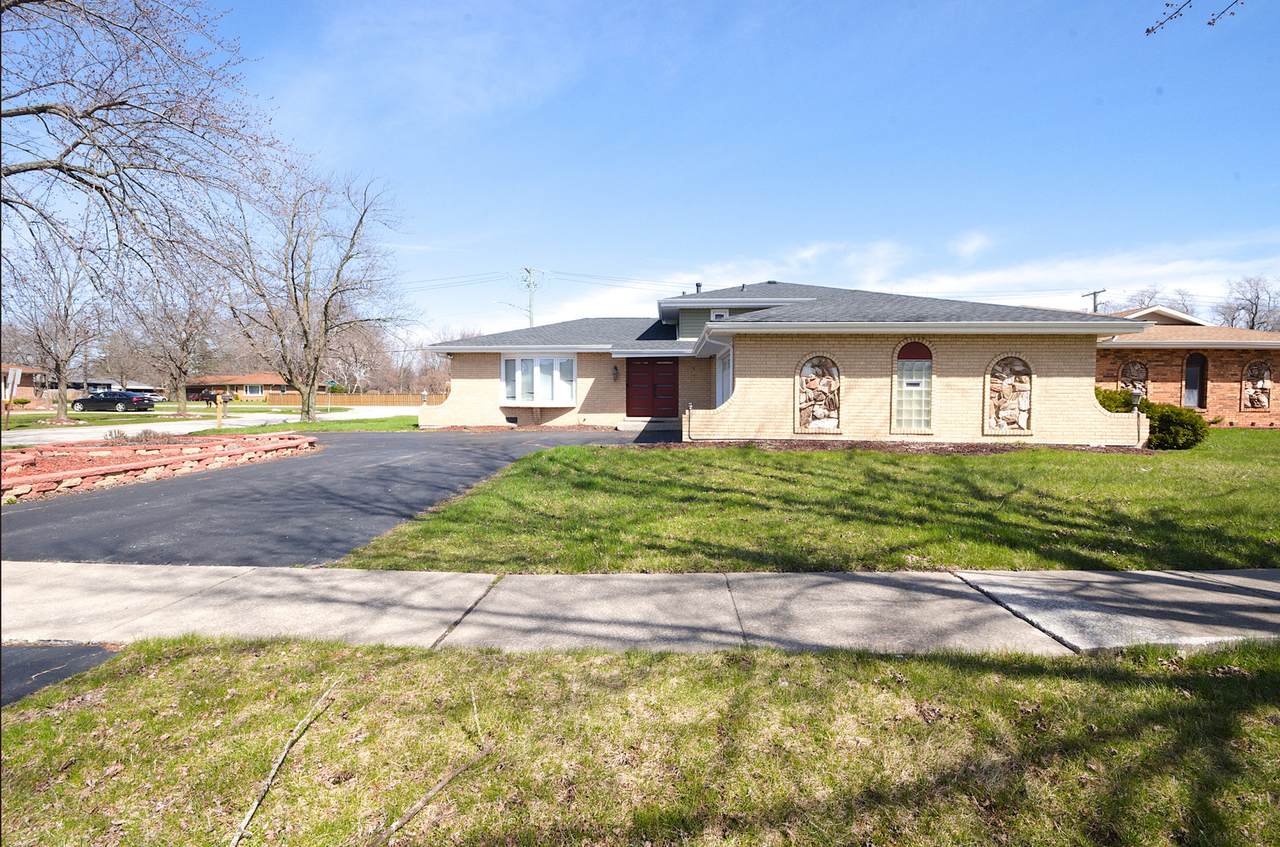 2300 Sandridge Court - Photo 1