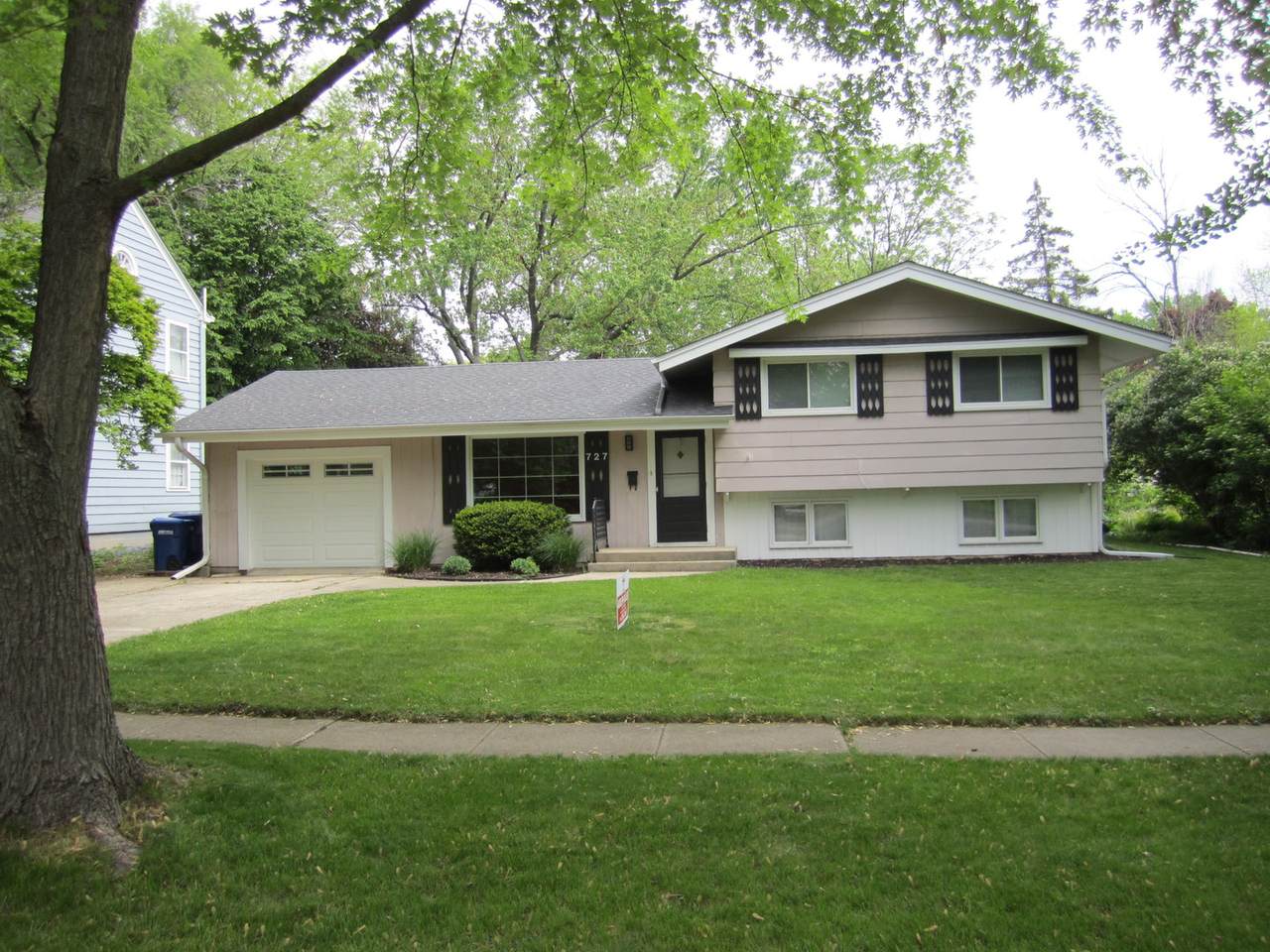 727 Hillcrest Drive - Photo 1
