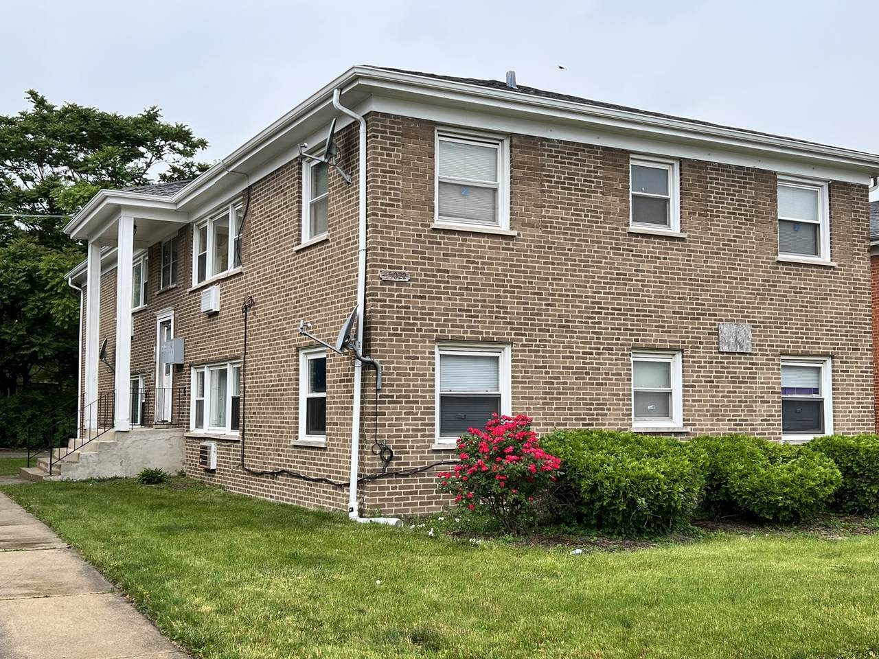 15022 Dorchester Avenue - Photo 1