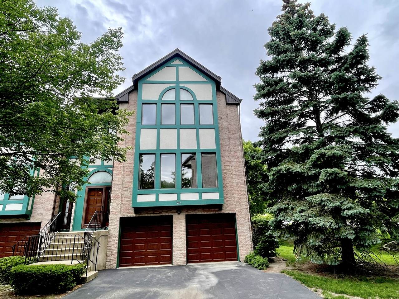 937 Essex Place - Photo 1