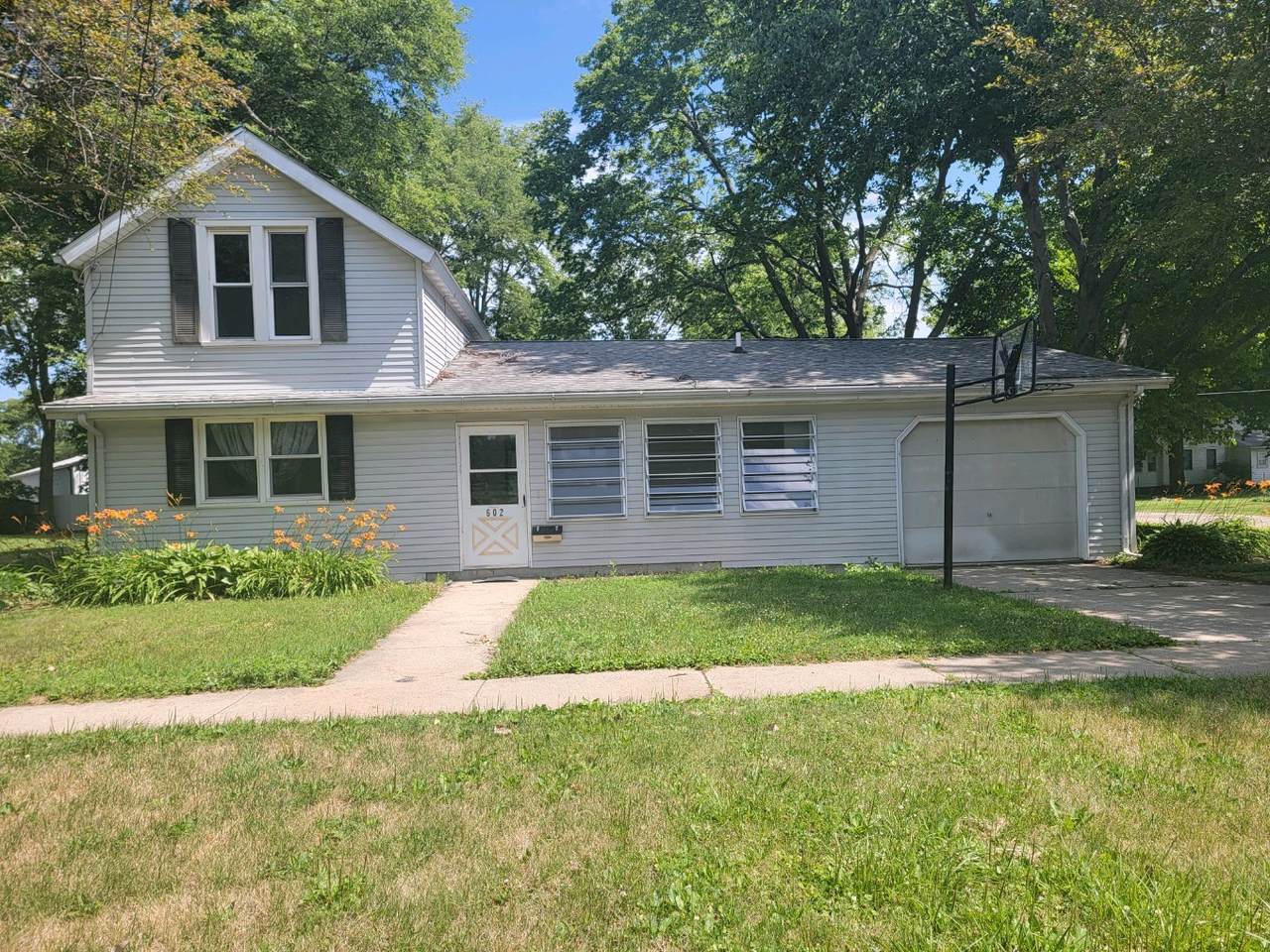 602 6th Street - Photo 1