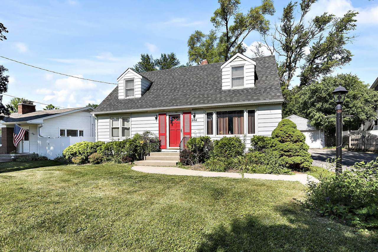 202 Lincoln Street - Photo 1