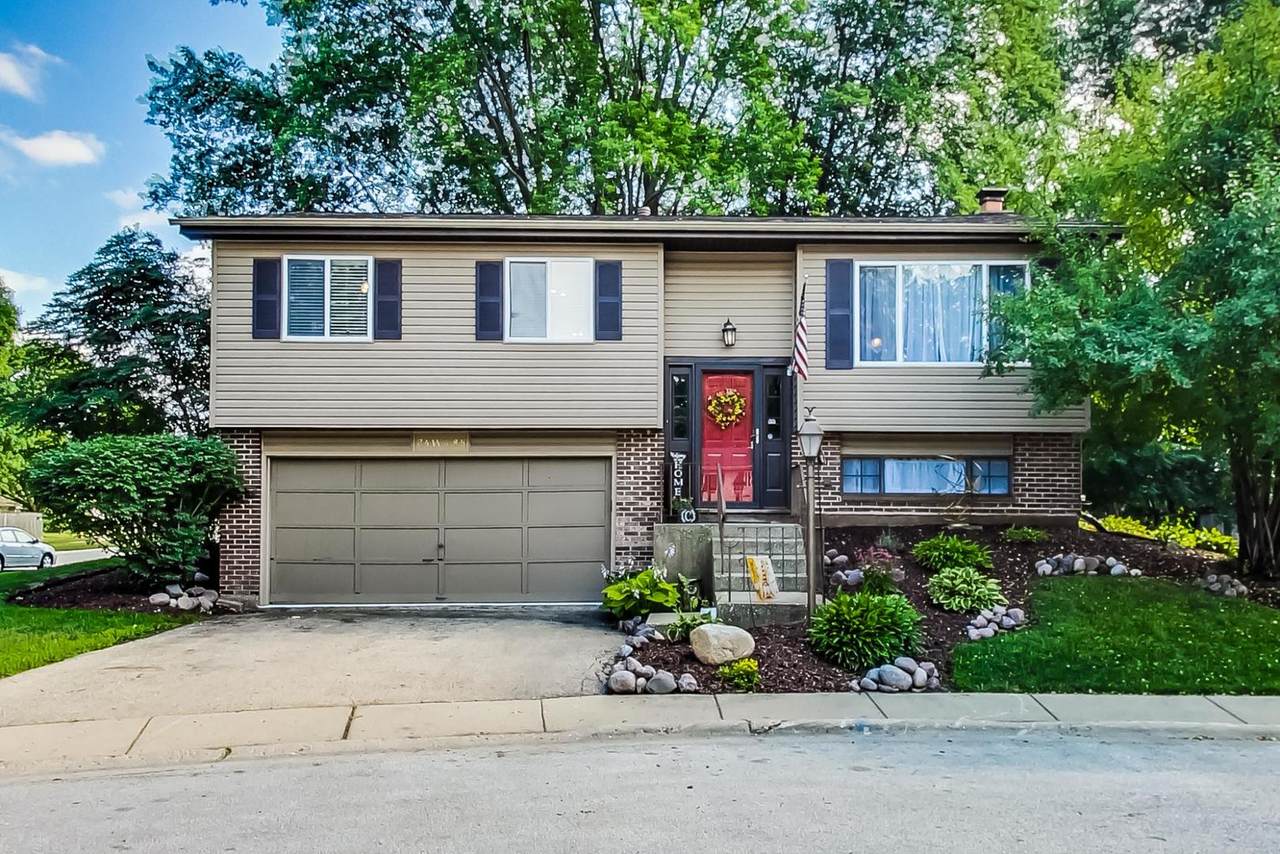 24W485 Seabrook Court - Photo 1