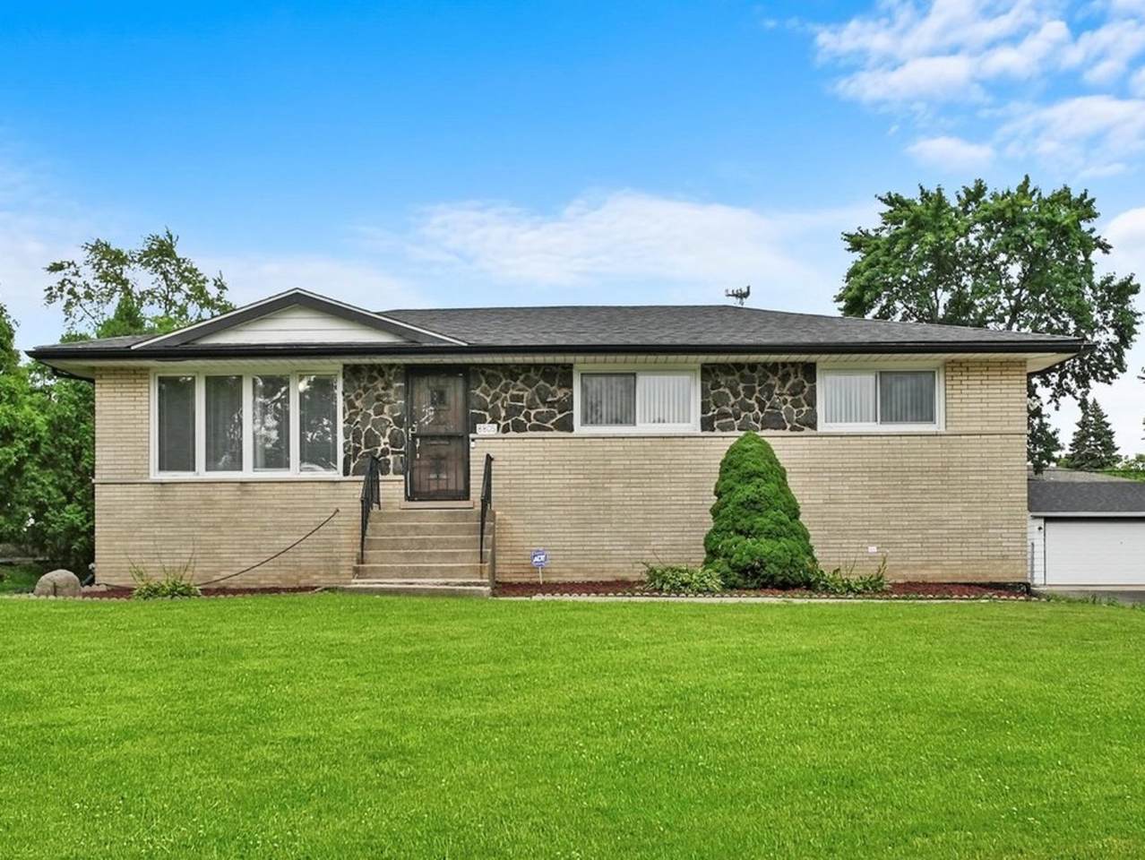 8805 85th Street - Photo 1