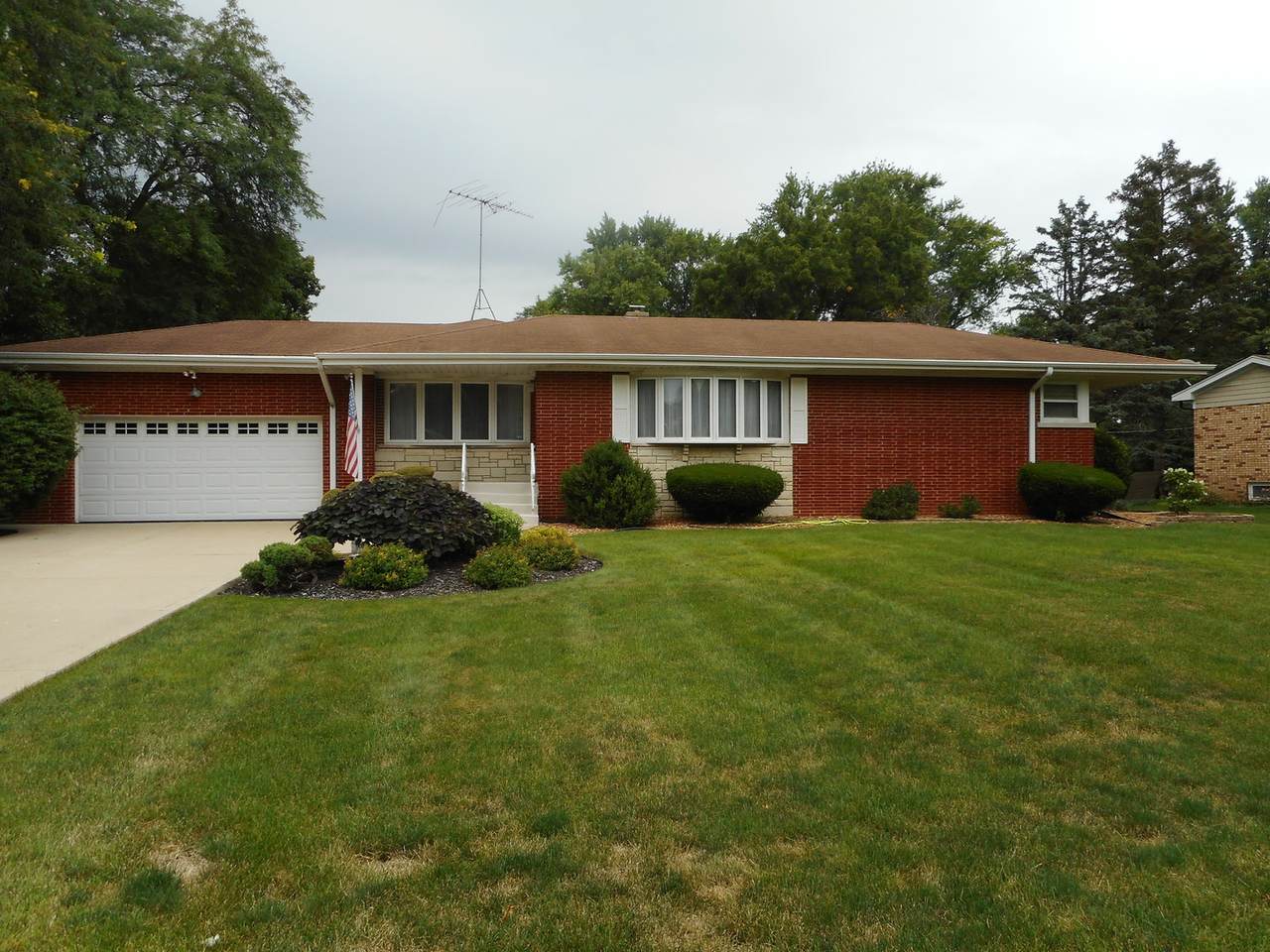 22W052 Glendale Terrace - Photo 1