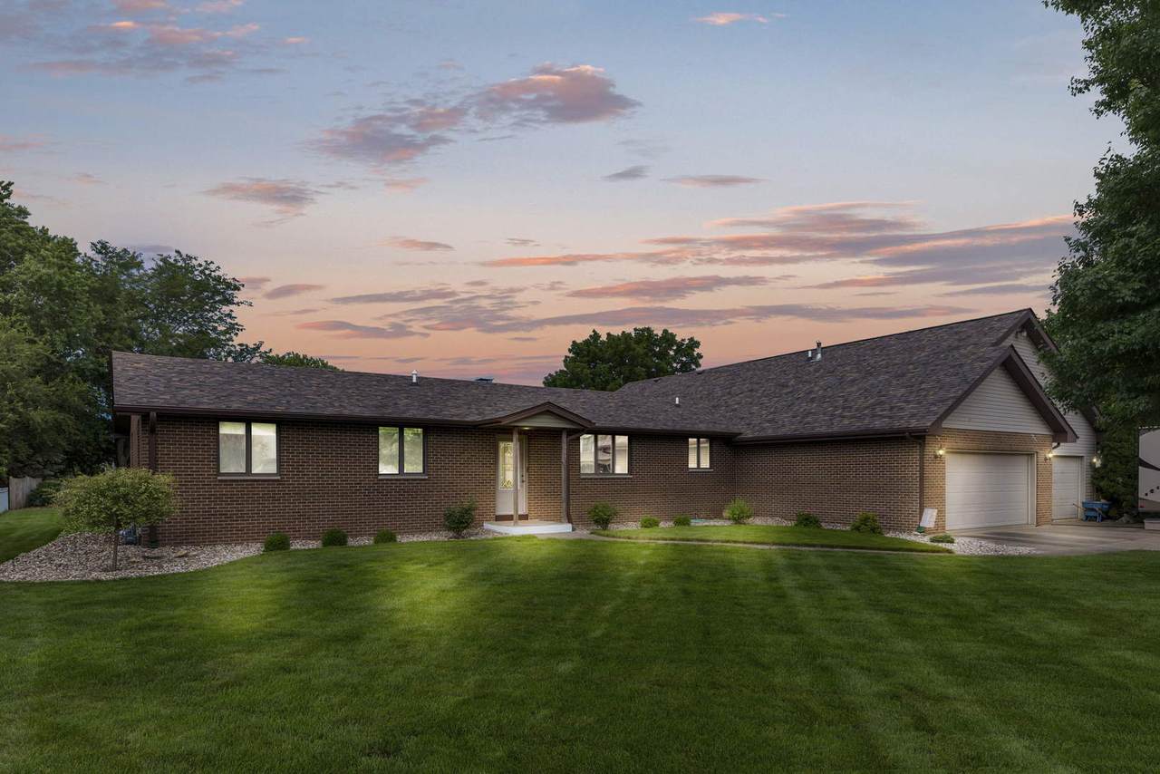 1195 Hedge Avenue - Photo 1