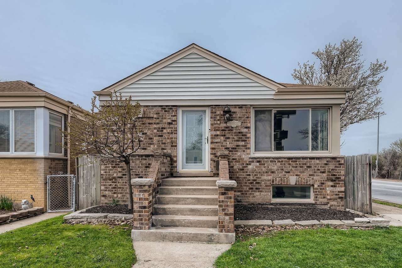 5526 Nagle Avenue - Photo 1