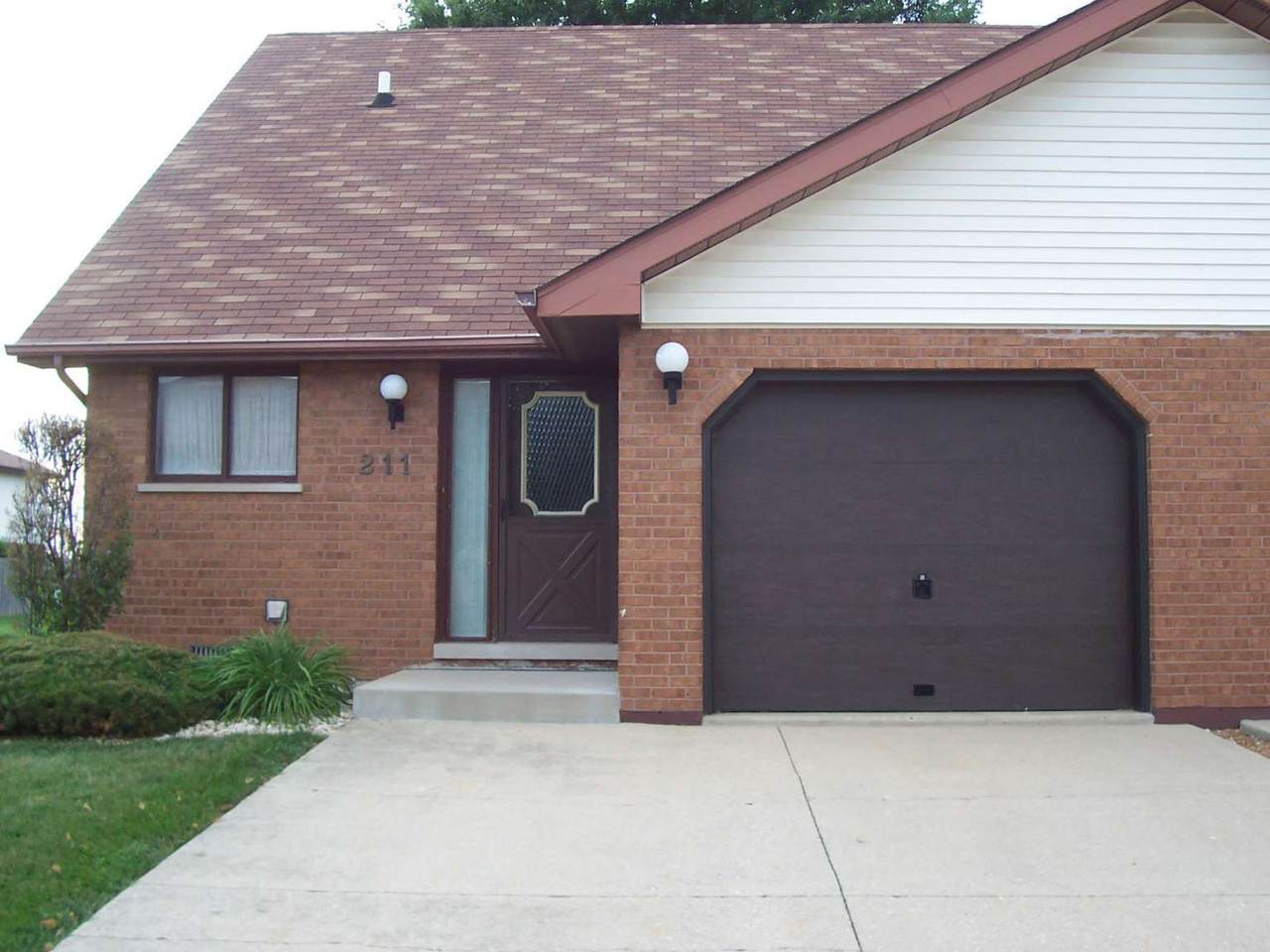 211 Fairview Drive - Photo 1