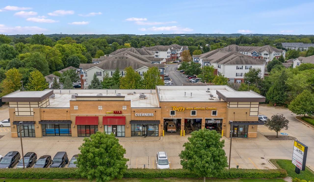 472-482 Veterans Parkway - Photo 1
