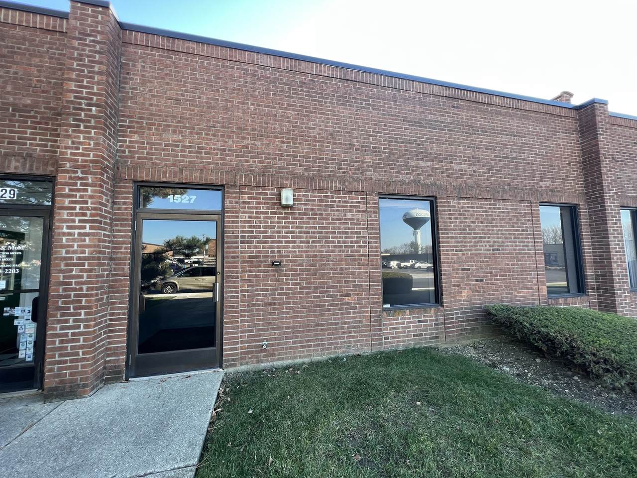 1527 Burgundy Parkway - Photo 1