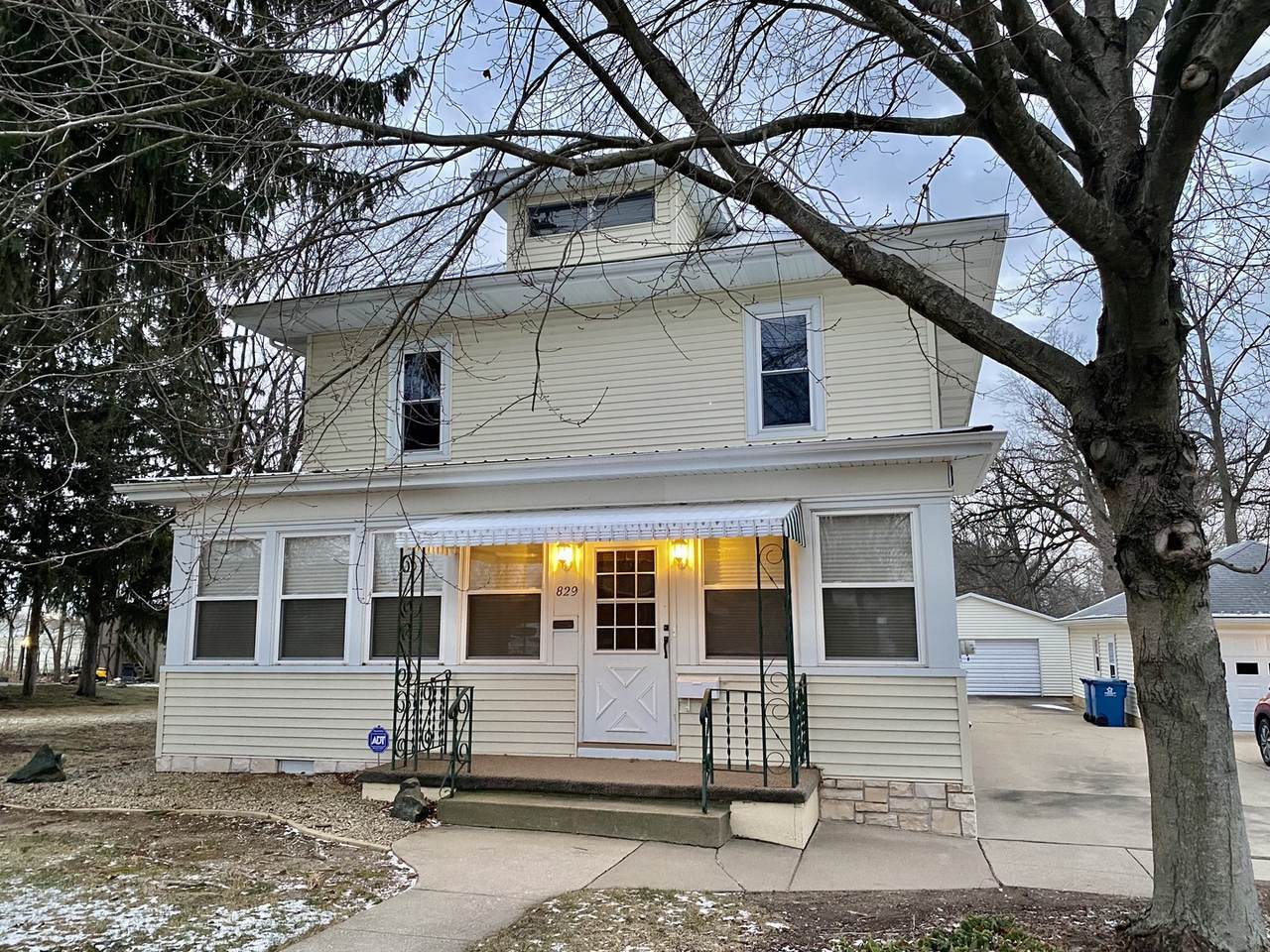 829 Dakota Street - Photo 1