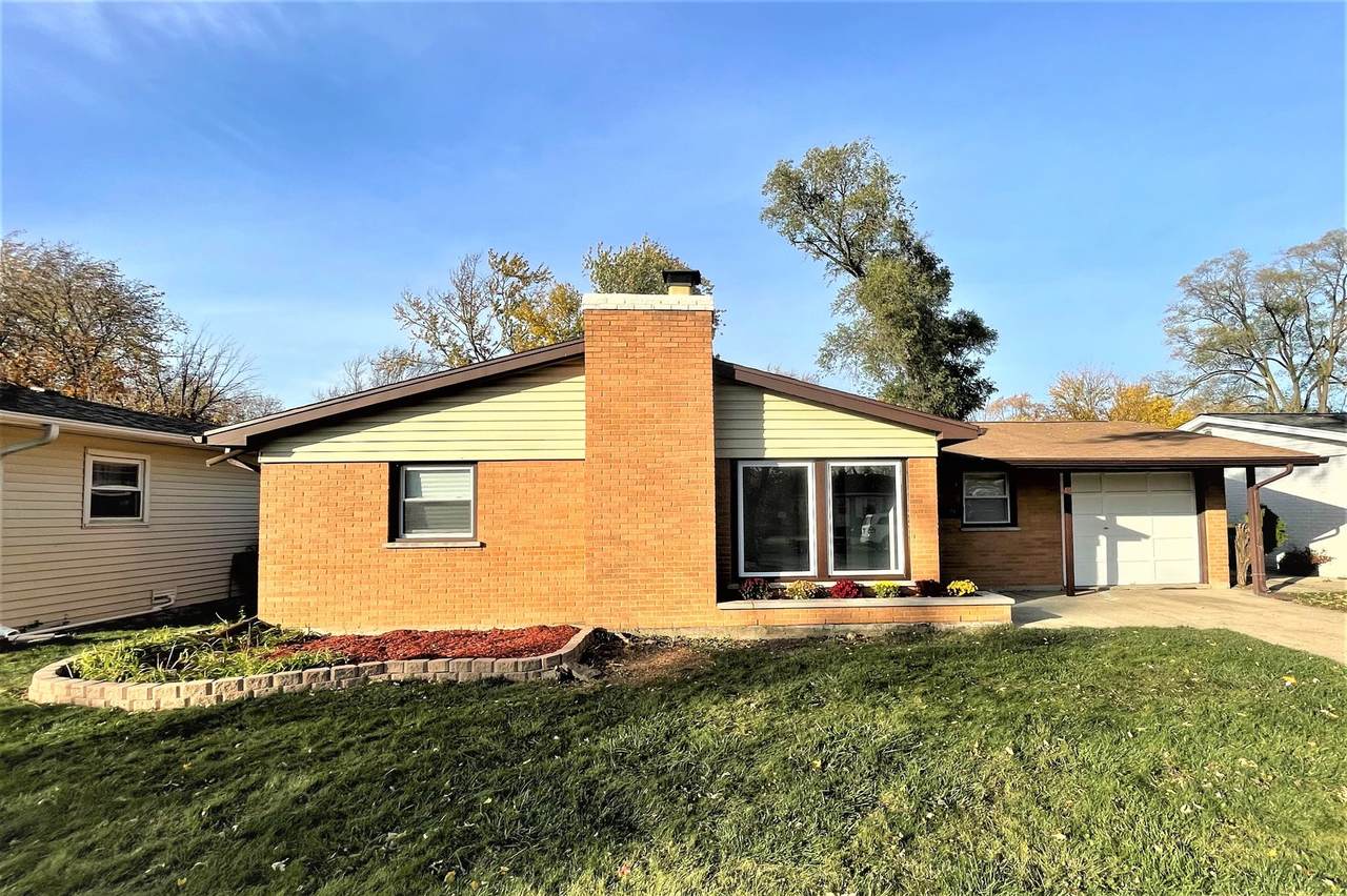 924 Wilshire Drive - Photo 1