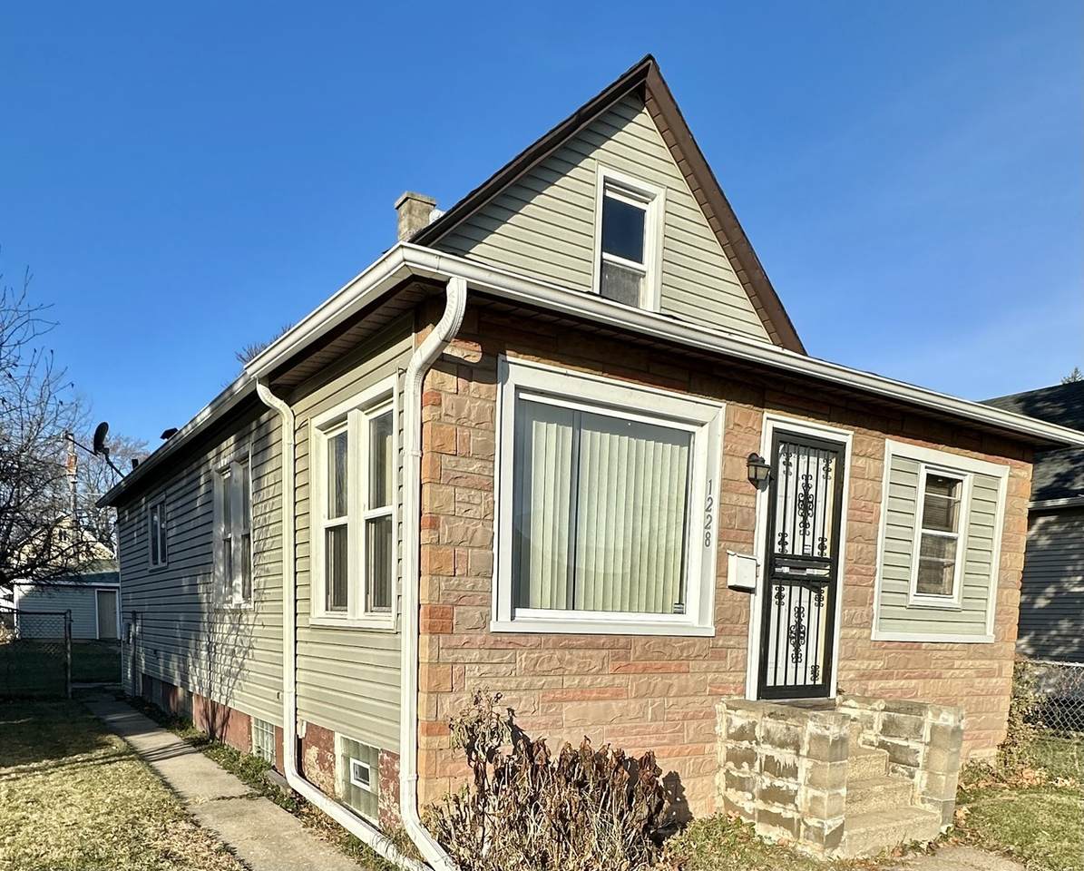 1228 Victoria Avenue - Photo 1