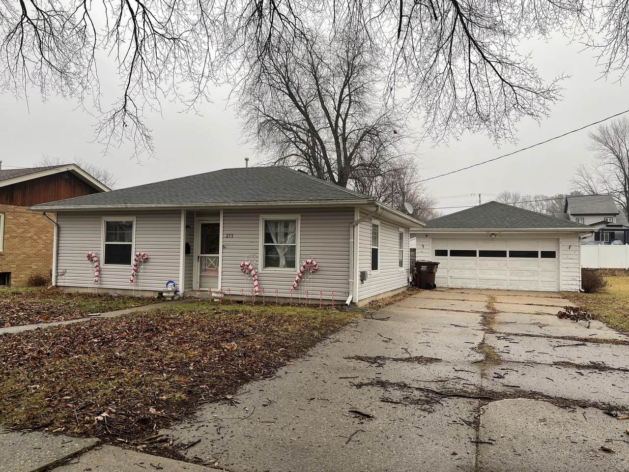 213 Goodhue Street - Photo 1