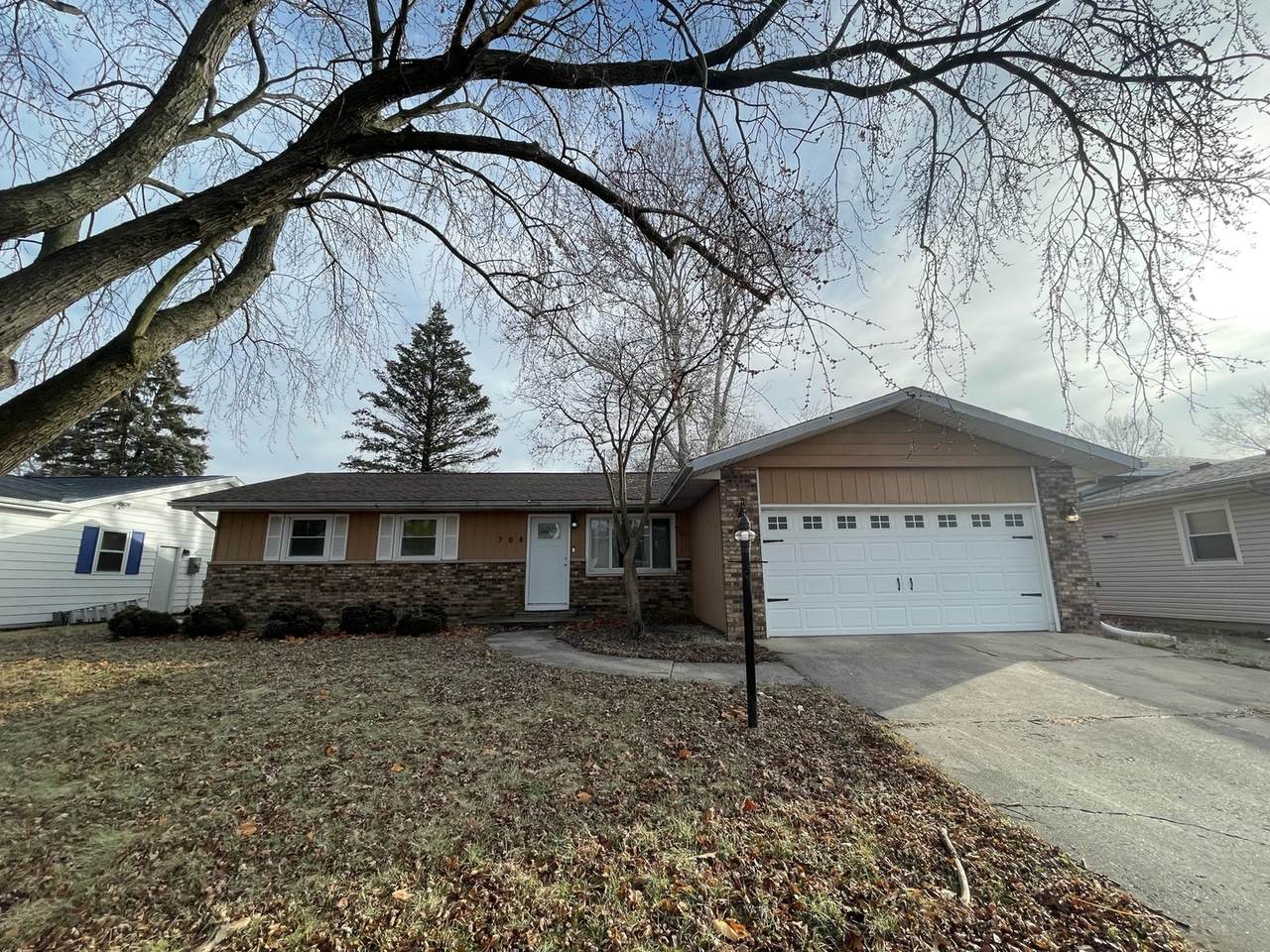708 Hollycrest Drive - Photo 1
