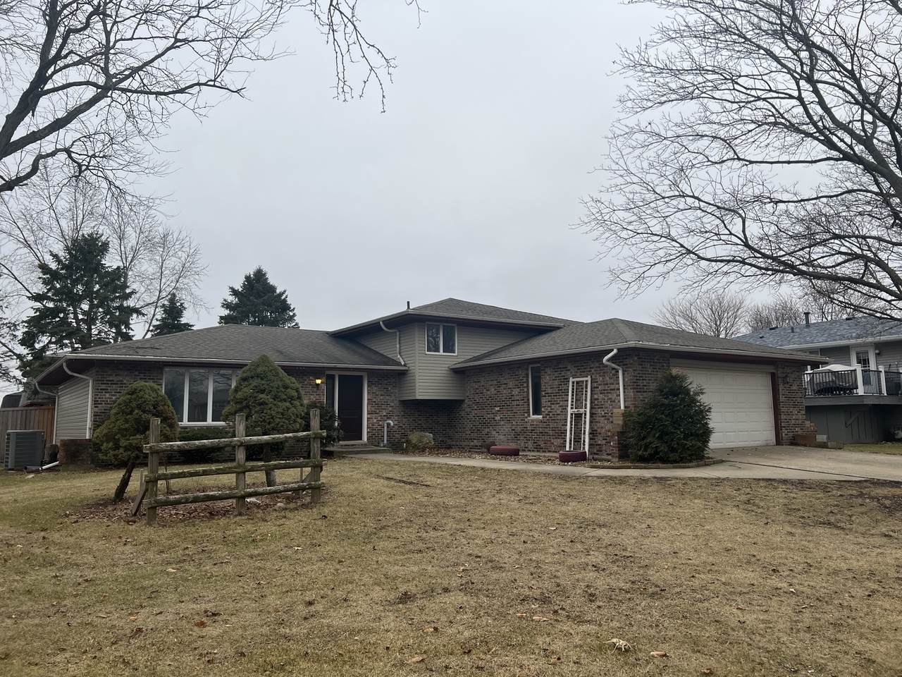 112 Menominee Drive - Photo 1