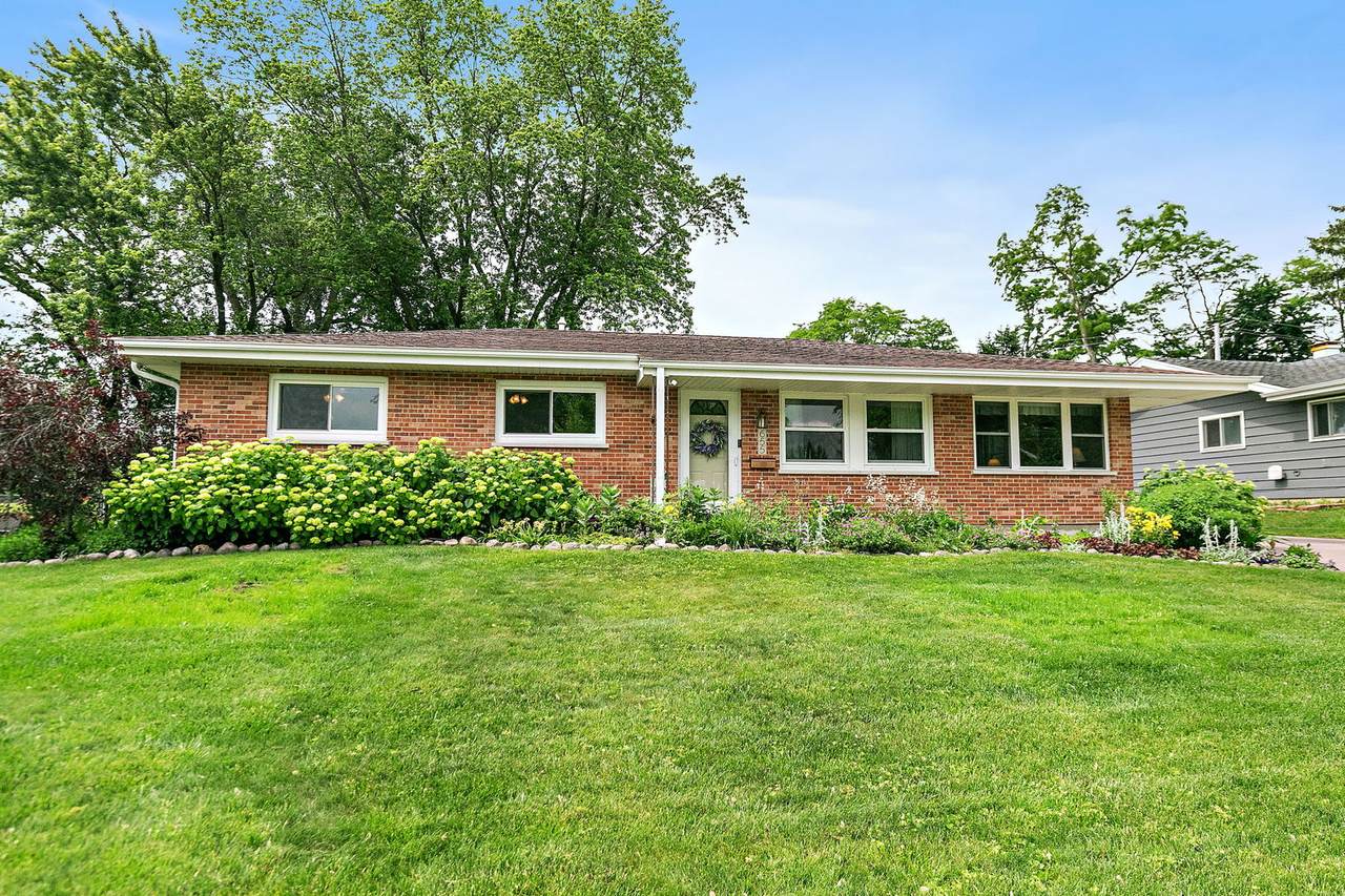 655 Cambridge Lane - Photo 1