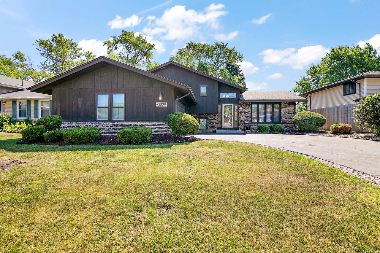 22939 East Drive - Photo 1