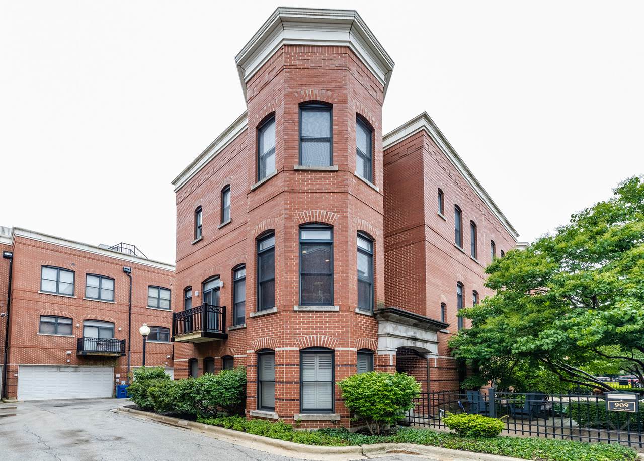 909 Village Court - Photo 1