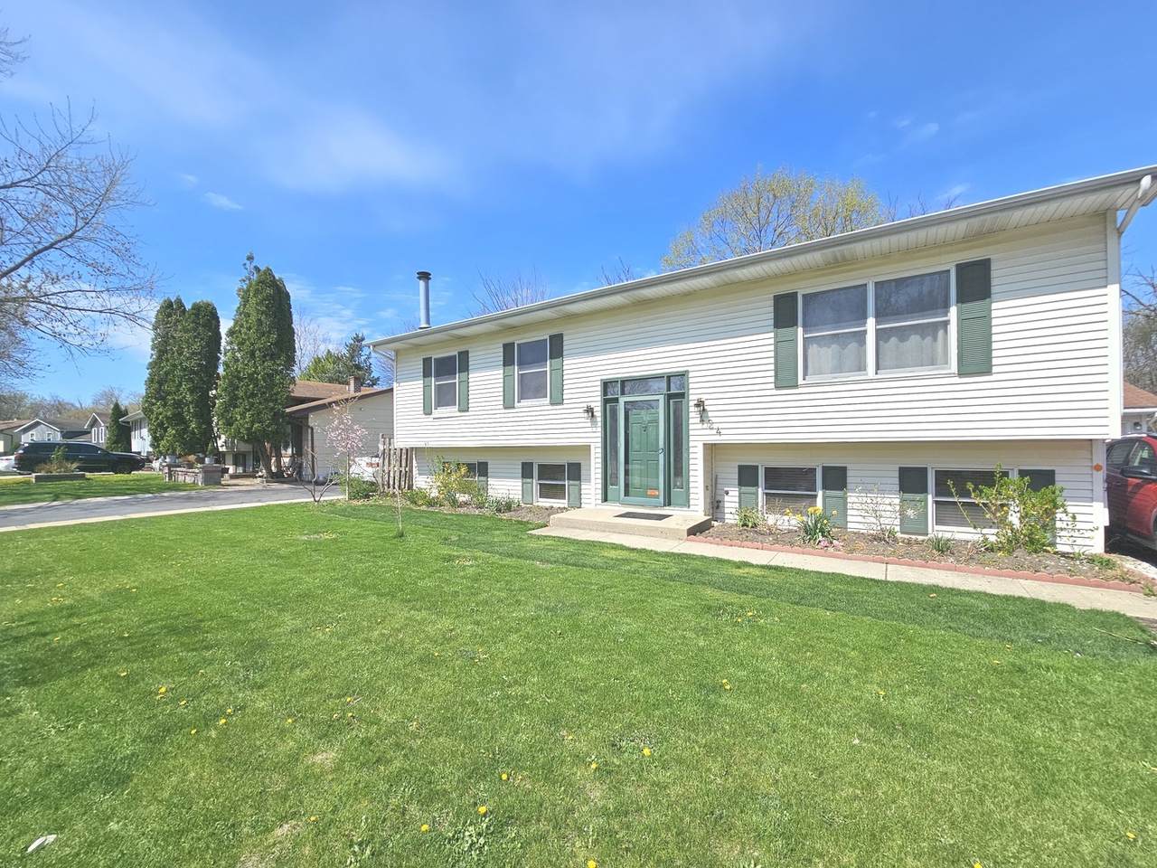 424 Greenview Drive - Photo 1