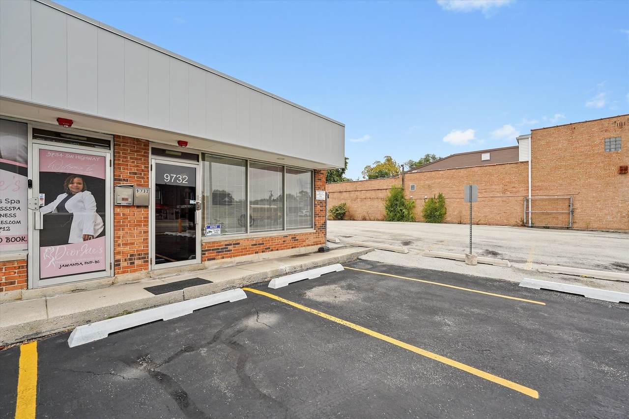 9732 Southwest Highway - Photo 1