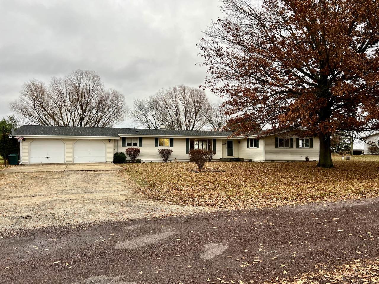 106 Lakeview Drive - Photo 1