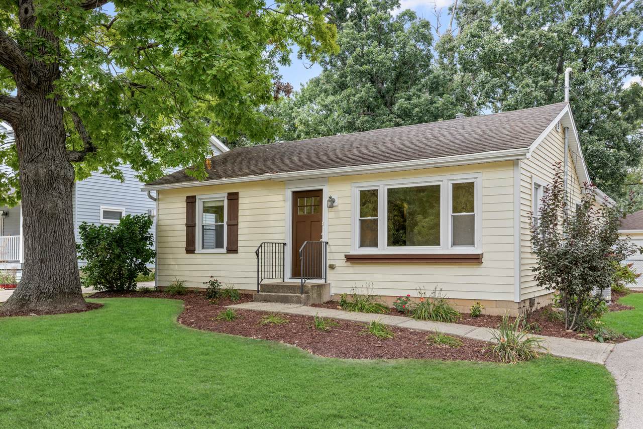 17914 Twin Lakes Boulevard - Photo 1