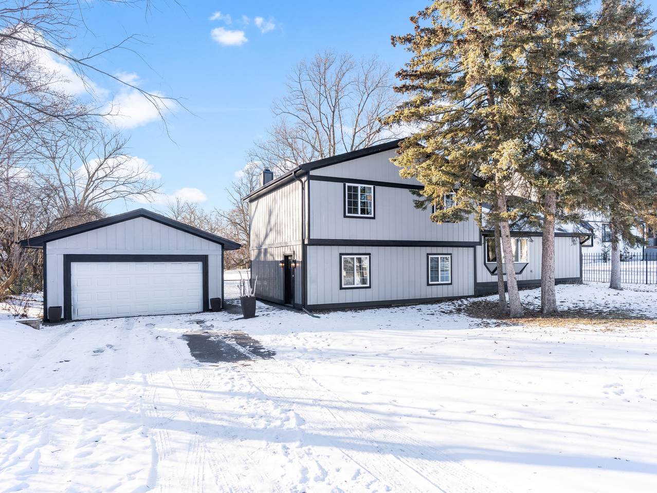 1906 Summit Street - Photo 1