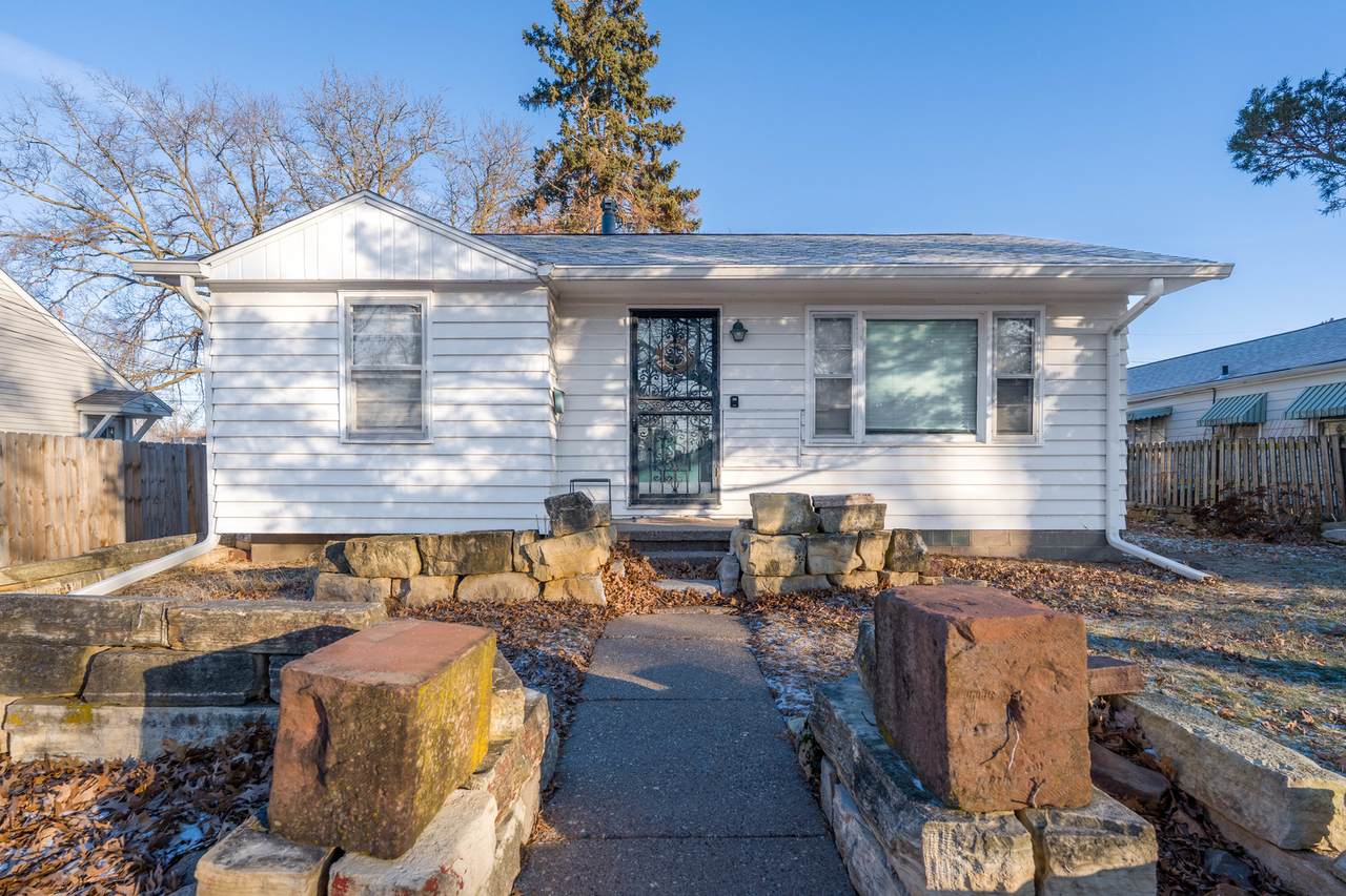 1910 W Pleasant Street - Photo 1