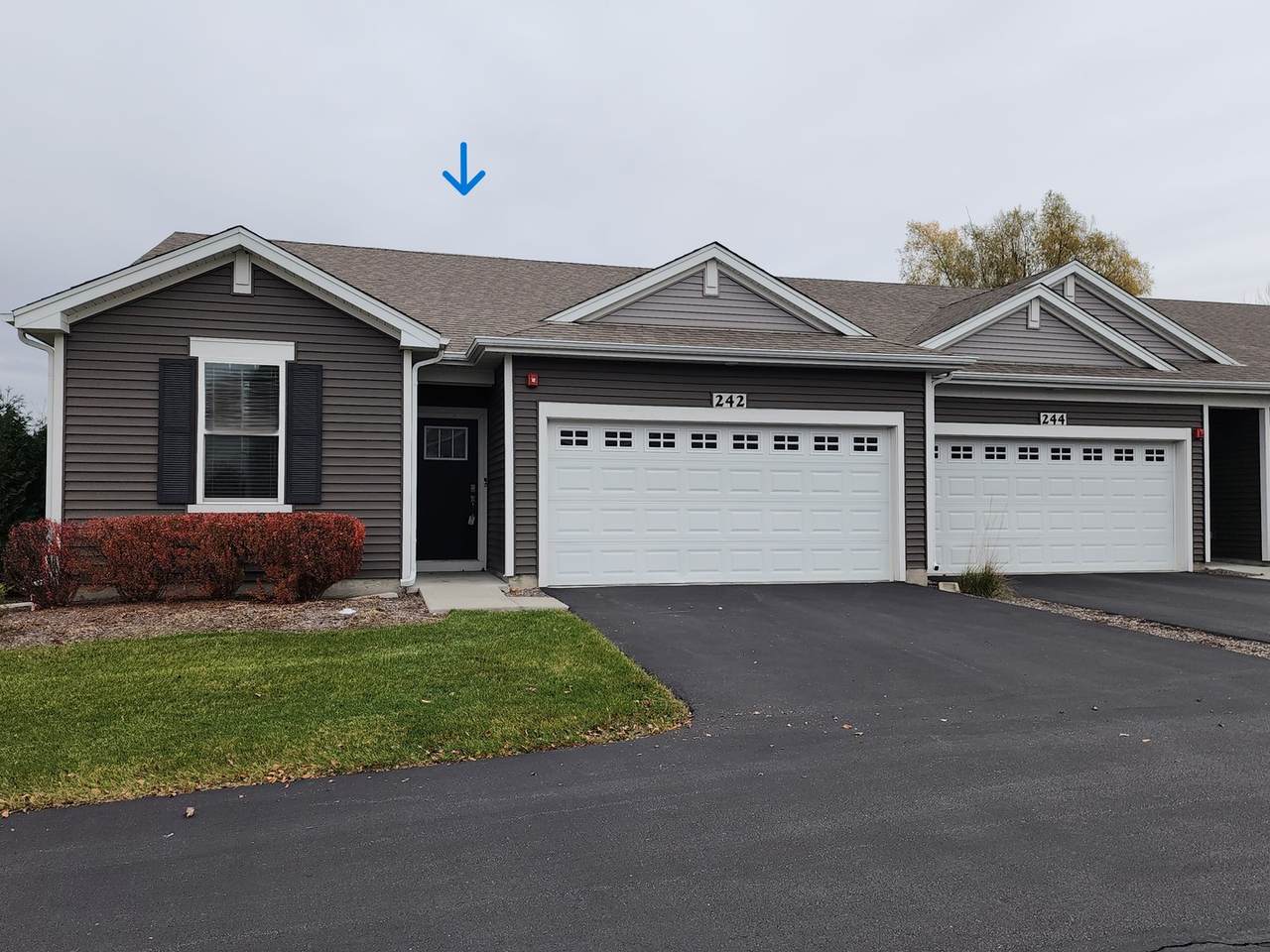 242 Sussex Lane - Photo 1