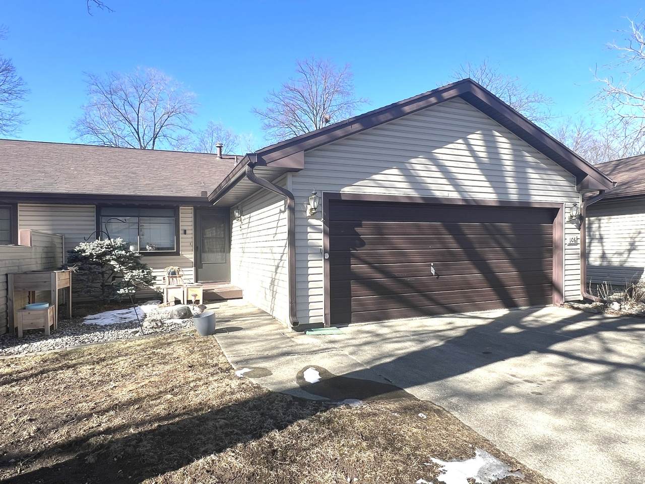 106 Spring Circle - Photo 1