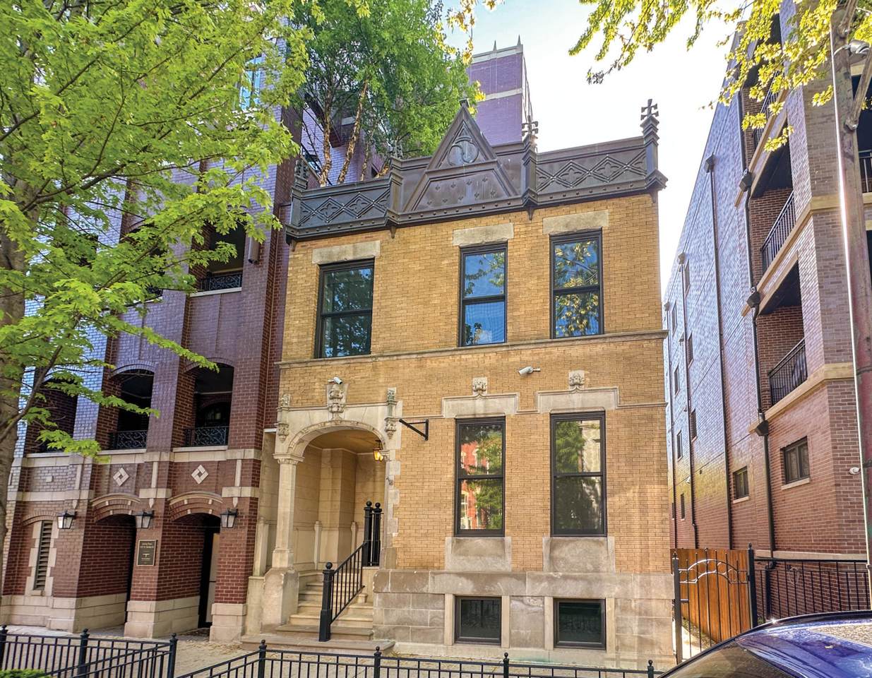 1727 Burling Street - Photo 1