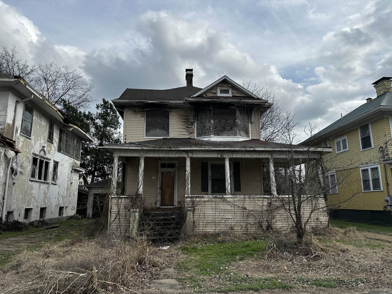 617 27th Street - Photo 1