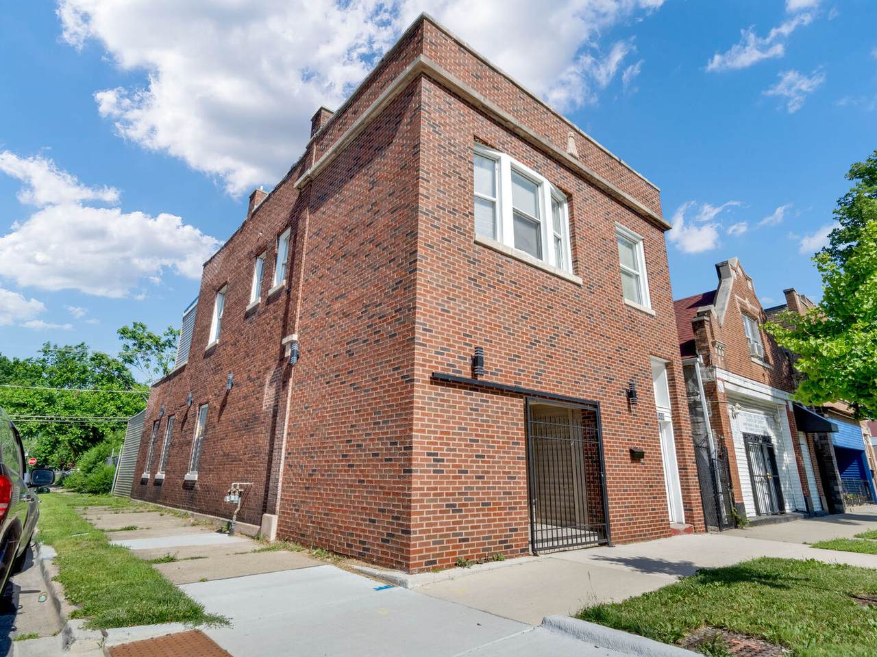 5242 Damen Avenue - Photo 1