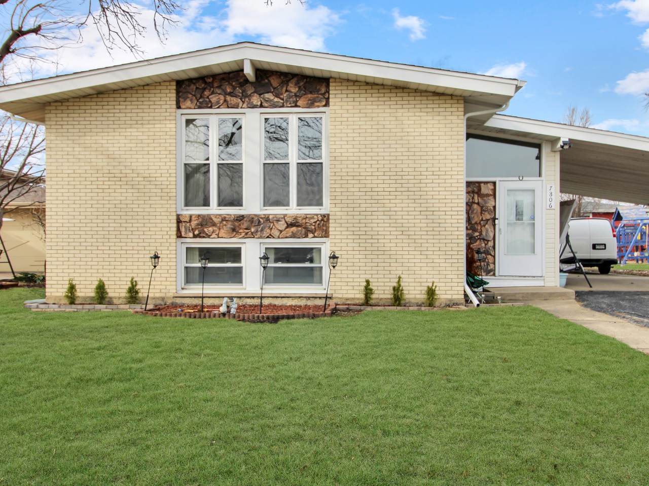 7806 80 Place - Photo 1