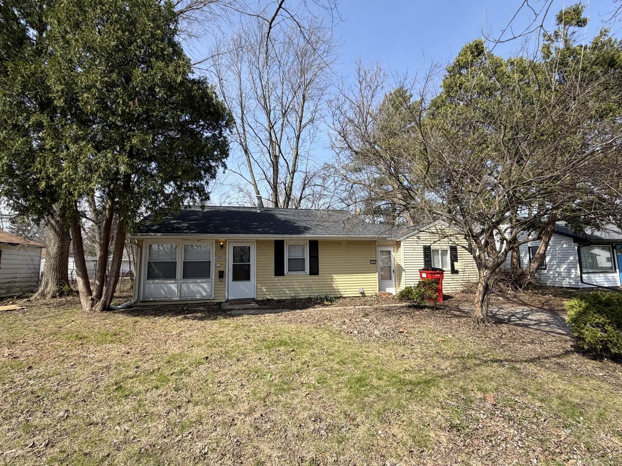 1307 Hedge Road - Photo 1