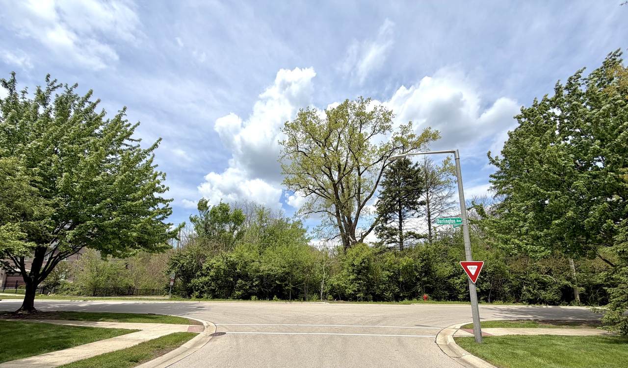 24w554 Burlington Avenue - Photo 1