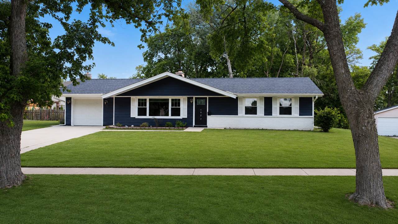 1927 Warwick Lane - Photo 1