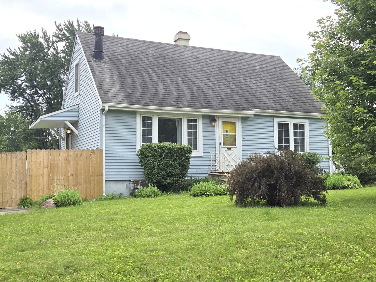 23W563 Woodworth Place - Photo 1
