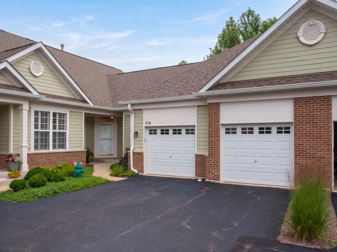 816 Cambridge Drive - Photo 1