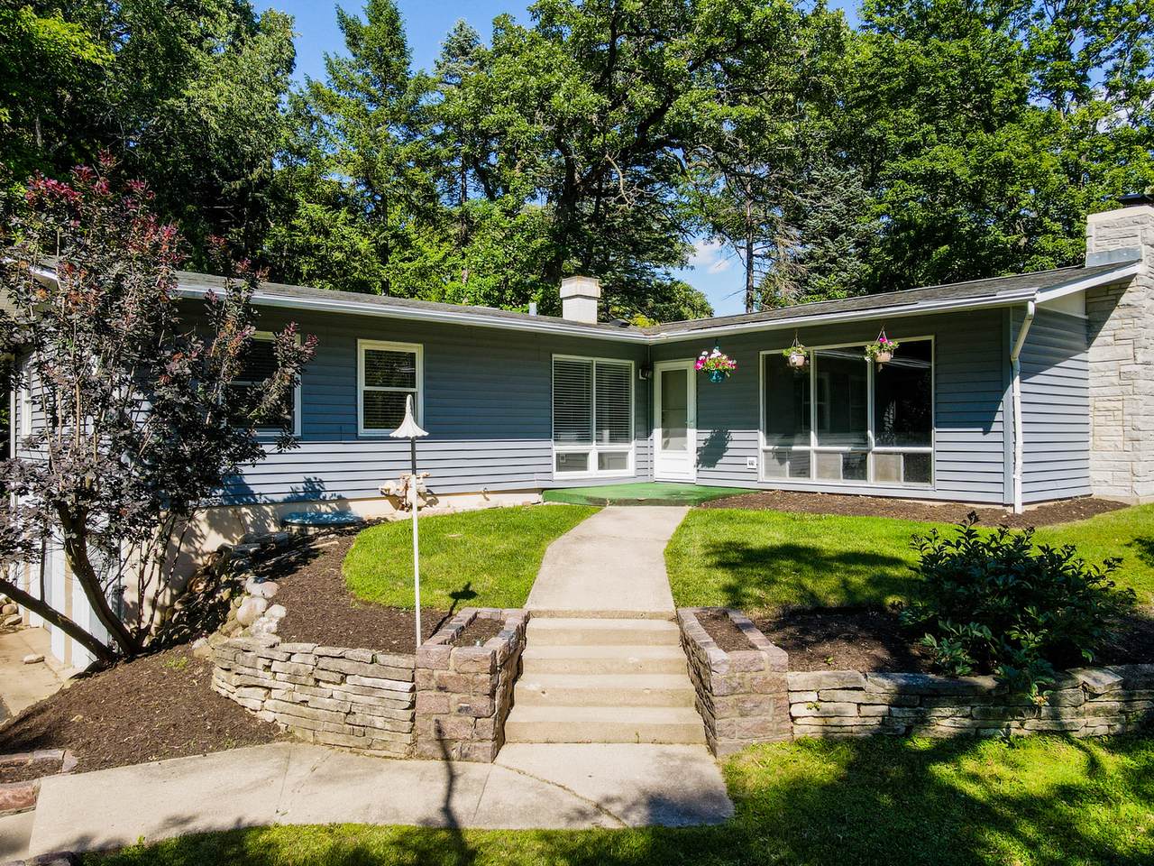 621 Hawthorne Court - Photo 1