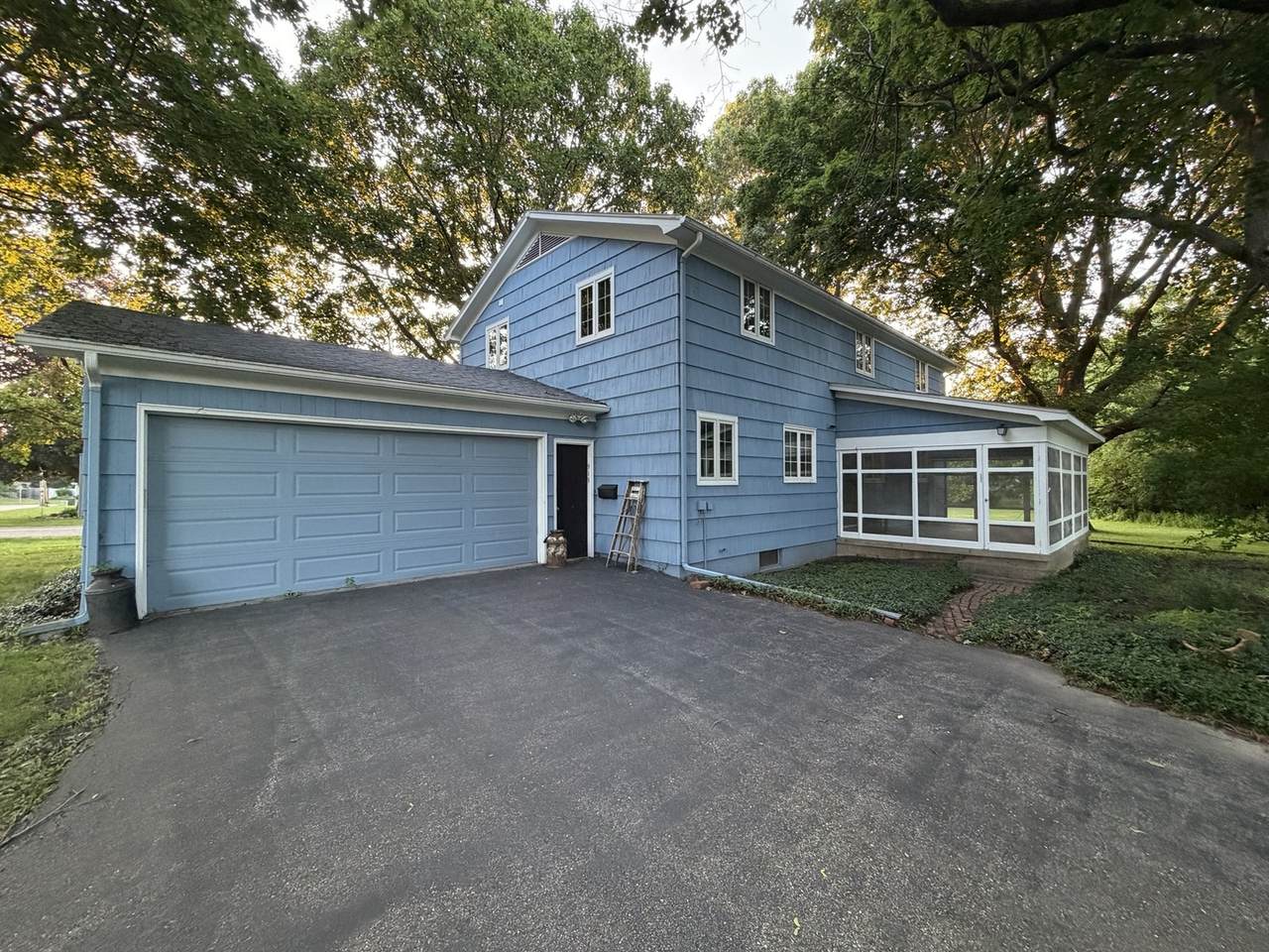 915 Sunset Drive - Photo 1