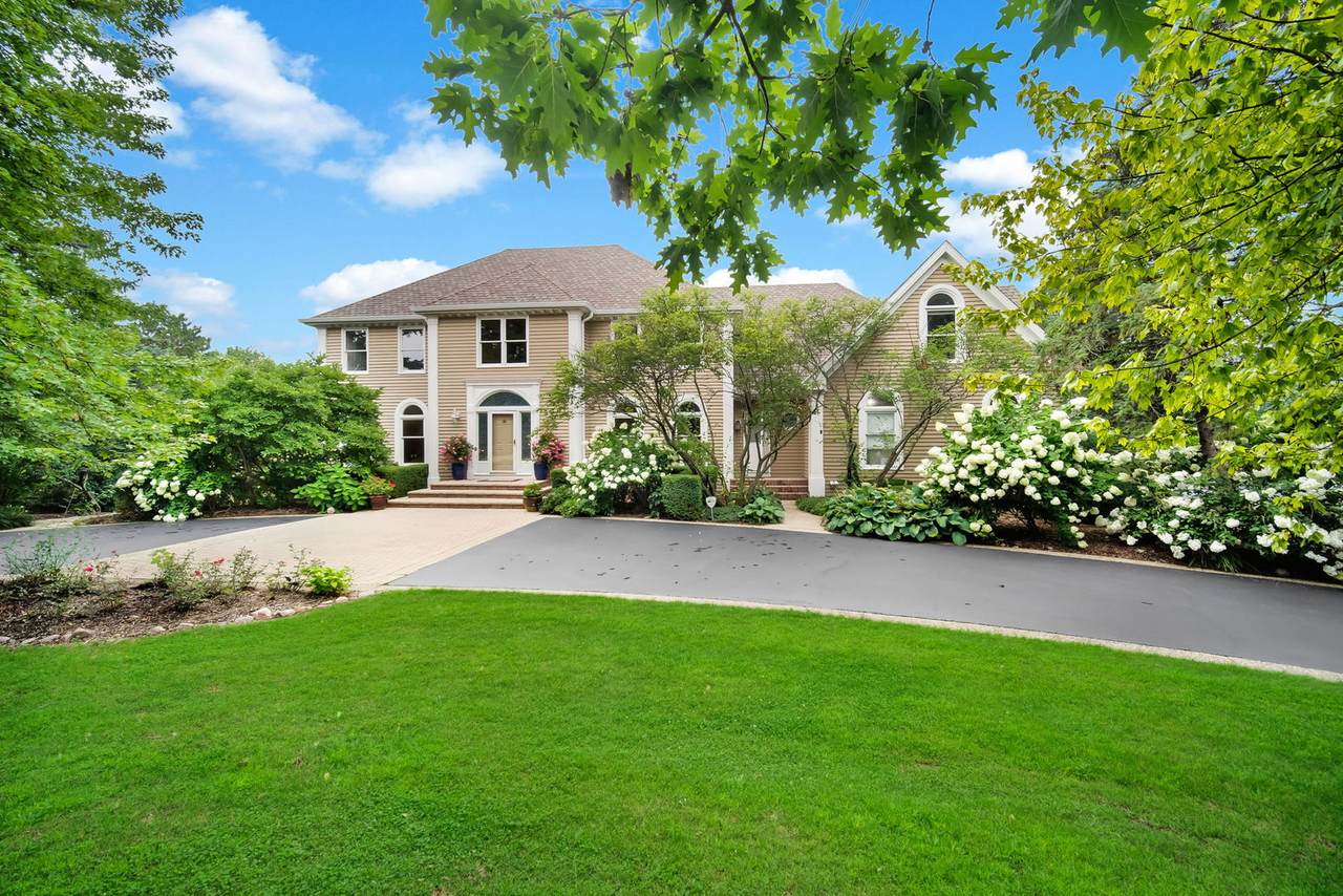 8 Lakeside Drive - Photo 1
