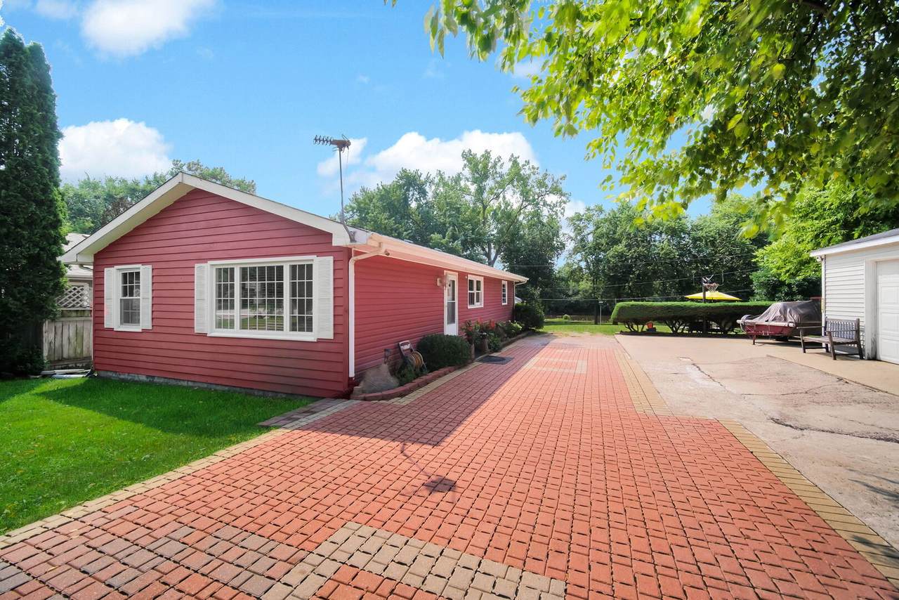 28W575 Barnes Avenue - Photo 1