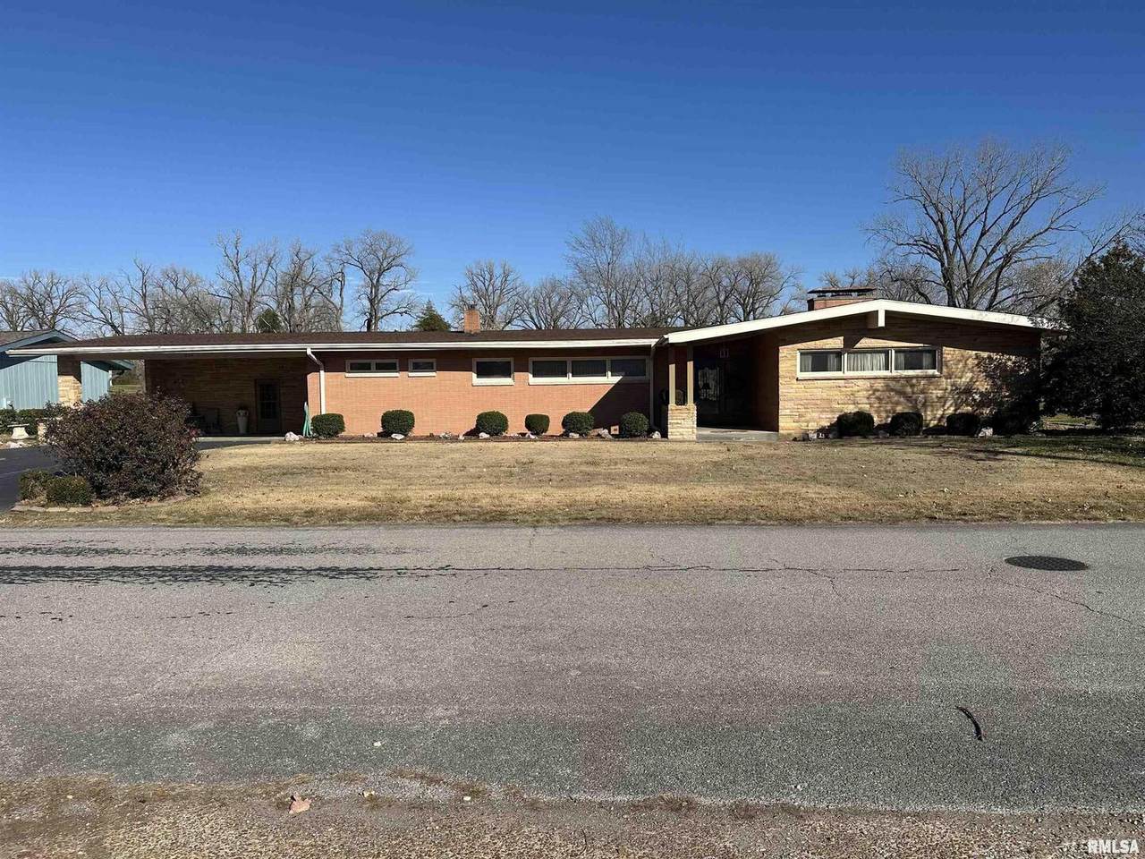 944 Lake Drive - Photo 1