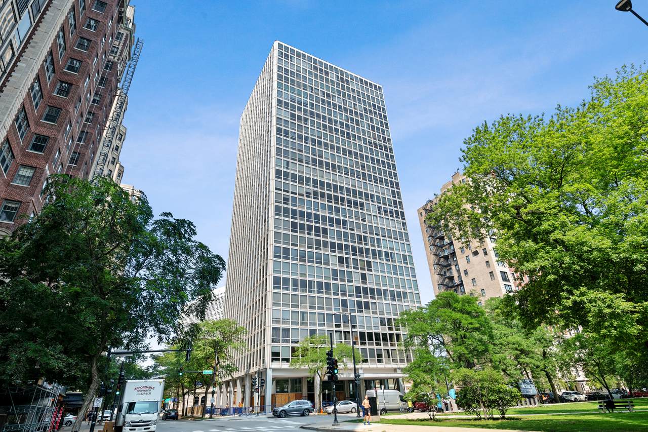 2400 Lakeview Avenue - Photo 1