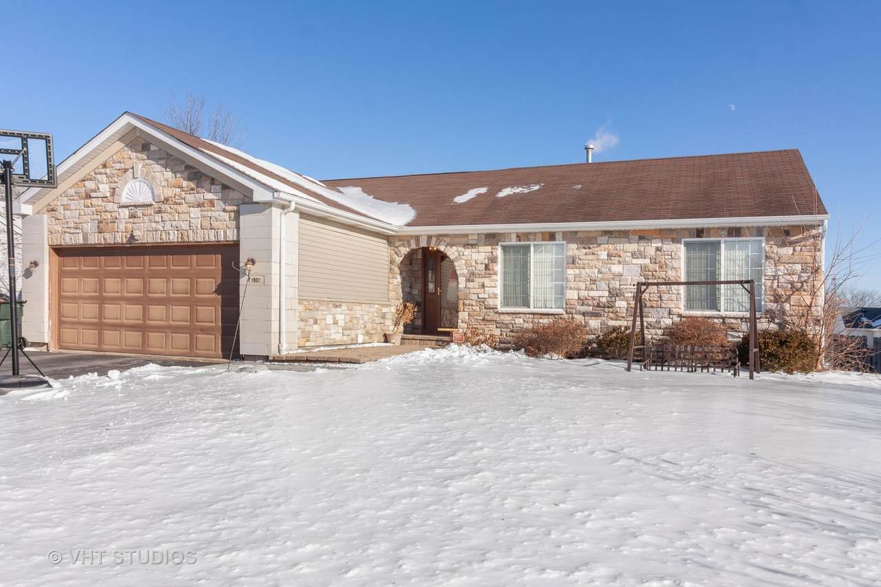 1907 Daybreak Lane - Photo 1