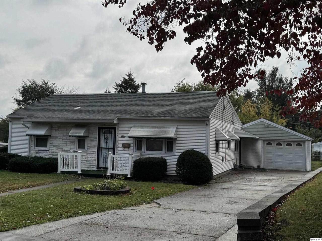 2330 Quincy Ave - Photo 1