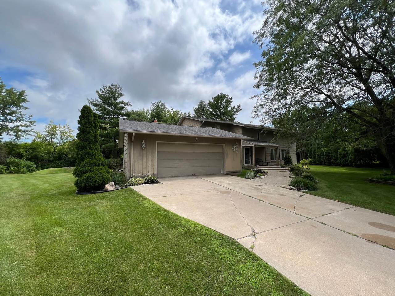 5996 Creekside Lane - Photo 1