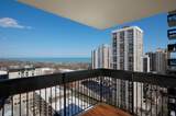 1460 Sandburg Terrace - Photo 1